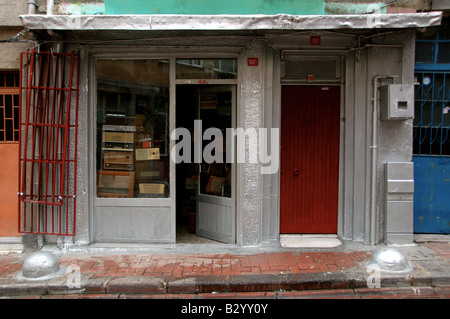 Eine kleine Elektronik-Geschäft im Stadtteil datiert und atmosphärische Balat in Istanbul, Türkei. Stockfoto