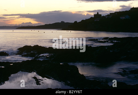 Fal Flussmündung mit der Silhouette des St Mawes Castle sichtbar auf der rechten Seite, in Cornwall, England. Stockfoto