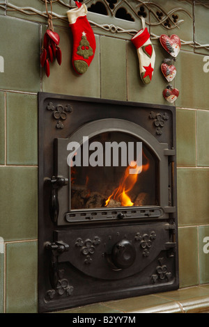 Weihnachtsstrümpfe über dem Kamin hängen Stockfotografie - Alamy