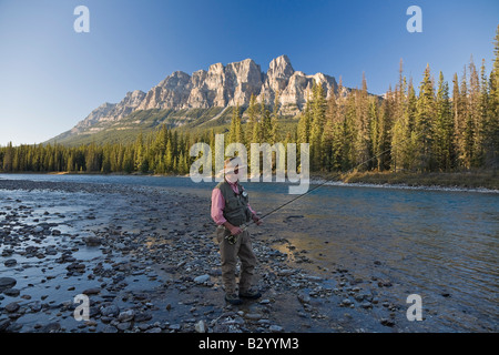 Mann Angeln im Bergfluss, Banff Nationalpark, Alberta, Kanada Stockfoto