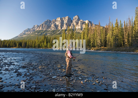 Mann Angeln im Bergfluss, Banff Nationalpark, Alberta, Kanada Stockfoto