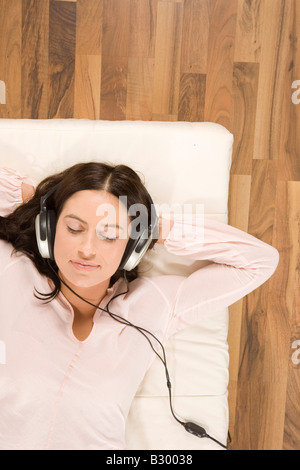 Frau mit Kopfhörern Musik hören Stockfoto