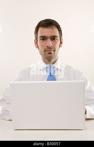 Mann mit Laptop-Computer Stockfoto