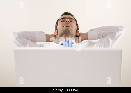 Mann mit Laptop-Computer Stockfoto