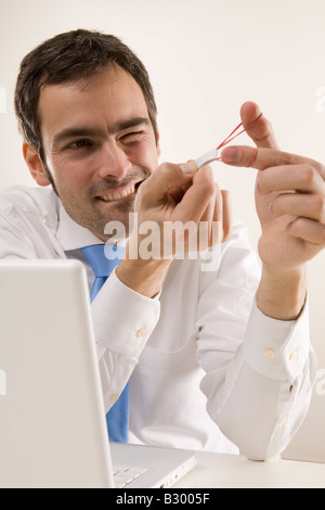 Mann mit Laptop-Computer Stockfoto