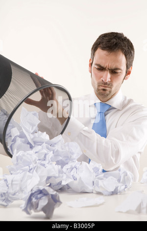 Mann leeren Papierkorb Stockfoto