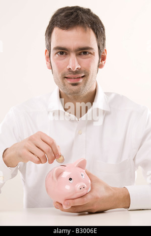 Mann mit Sparschwein Stockfoto