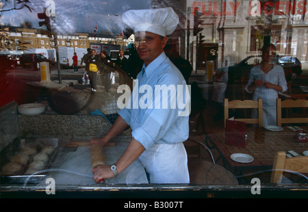 Koch in einem Restaurant in London arbeitet. Stockfoto