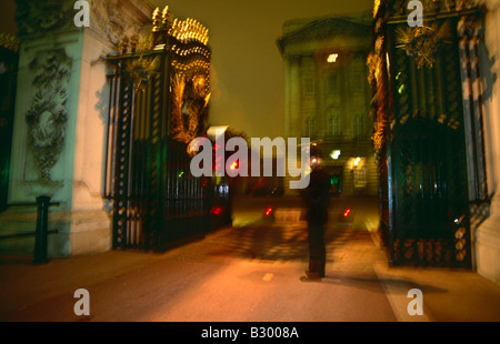 Tore zum Buckingham Palace in der Nacht. Stockfoto