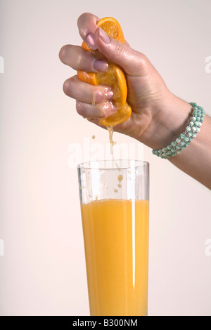 Frau quetschen Orange, Orange Saft Stockfoto