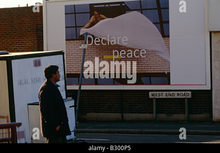 Reklametafeln mit Worten 'Deklarieren Frieden" auf der Straße, London, UK Stockfoto