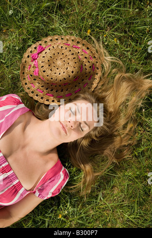 Frau in der Wiese liegend Stockfoto