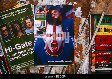 Bunten Plakaten von Nachrichten auf Berühmtheiten, London, UK Stockfoto