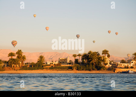 Heißluftballons über Luxor, Ägypten Stockfoto