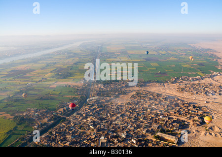 Heißluftballons über der Westbank von Luxor, Ägypten Stockfoto