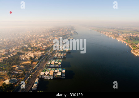 Kreuzfahrtschiffe auf dem Nil, Luxor, Ägypten Stockfoto