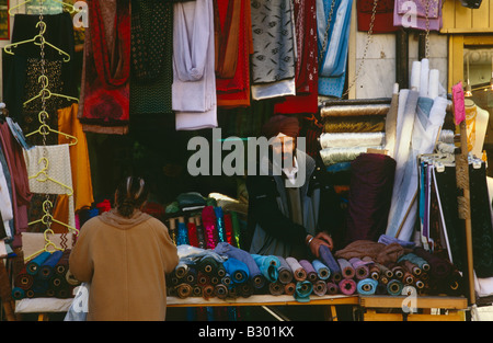 Ein Stoffgeschäft in Southall, London. Stockfoto