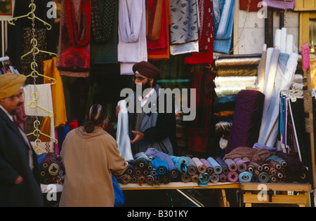 Ein Stoffgeschäft in Southall, London. Stockfoto