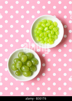 Trauben und Gummibärchen in Schalen Stockfoto