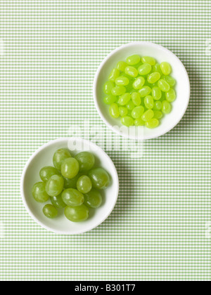 Trauben und Gummibärchen in Schalen Stockfoto