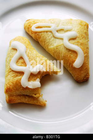 Apple Trunovers auf Teller Stockfoto