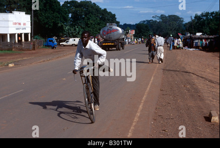 Man Abdrücken auf dem Fahrrad auf der Straße. Malawi, Mosambik. Stockfoto