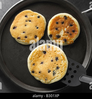 Heidelbeer-Pfannkuchen zubereiten Stockfoto