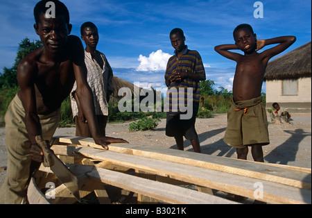 Männer machen ein Holzboot in Malawi. Stockfoto