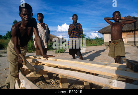 Männer machen ein Holzboot in Malawi. Stockfoto