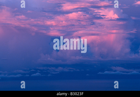Cloudscape mit schönen rosa und blau Wolkenformationen über Malawi See bei Sonnenuntergang, Malawi Stockfoto