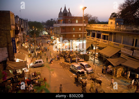 Abend senkt sich auf dem Markt von Paharganj in Neu-Delhi. Die Menschen gehen entlang der Straße und Shop. Stockfoto