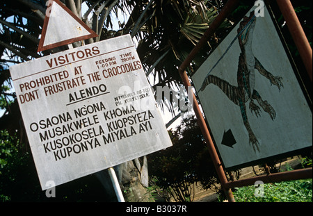 Schild, Warnung Besucher Art, um Krokodile im Zoo zu sein. Malawi, Mosambik. Stockfoto