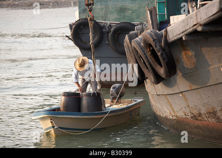 Mann laden Boot, Tai O, Lantau Island, China Stockfoto