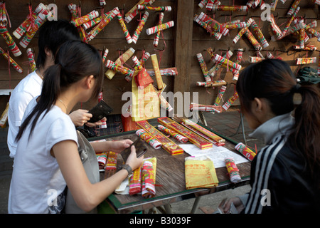 Kinder mit Papieren der Wünsche bei Lam Tsuen wollen Bäume, Lam Tsuen, New Territories, Hong Kong, China Stockfoto