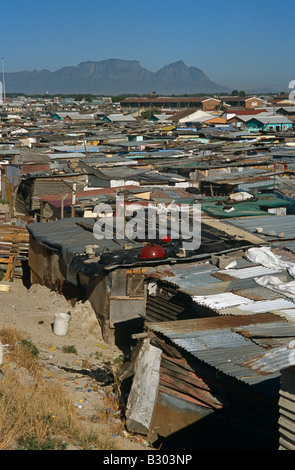 Blick auf überfüllten Wohnungen in Gugulethu Township, Kapstadt, Südafrika, Afrika Stockfoto