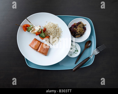 Lachs Abendessen auf Tablett Stockfoto