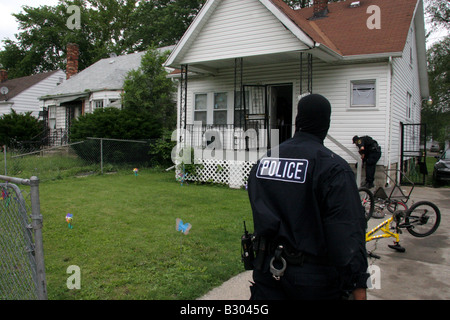 Polizisten aus Detroit Drogen überfallen ein Haus für Drogen Stockfoto