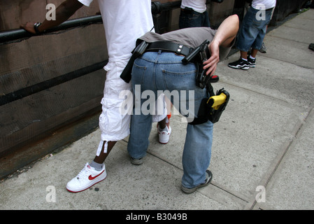 Kriminalpolizei-Detektive in Zivil suchen Verdächtige in Harlem New York City Stockfoto