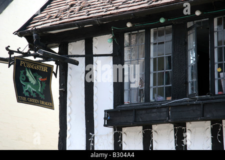 Alten englischen Tudor Gebäude Pub und Sign The Green Dragon in Wymondham Norfolk Stockfoto