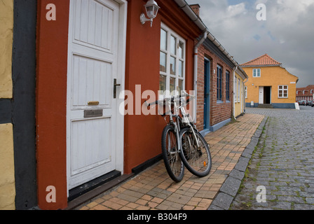 Zwei Fahrräder vor einem Haus in Ronne Bornholm Dänemark Stockfoto