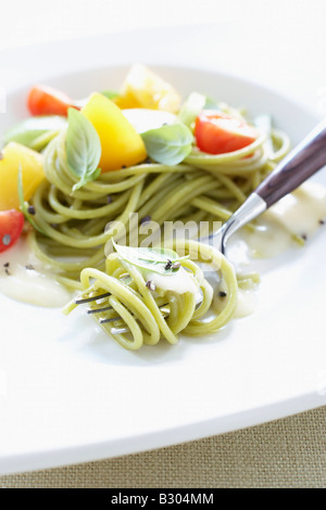 Spinat-Pasta mit Tomaten und Basilikum Stockfoto