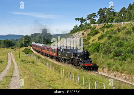 Dampfzug nahenden Broomhill auf die Strathspey Steam Railway Stockfoto