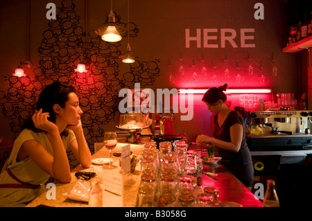 Eine bar-Szene in Florenz eine Hüfte, "cool" Viertel im Süden von Tel Aviv, Israel Stockfoto