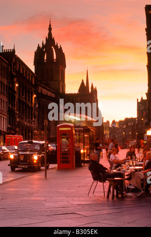 Telefonzellen und Pubs entlang der Royal Mile in Edinburgh in der Abenddämmerung Stockfoto