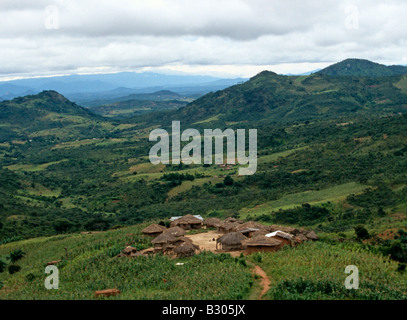Landschaft mit Blick auf die Berge in der Ferne und kleines Dorf auf einem Hügel, Tansania, Afrika Stockfoto