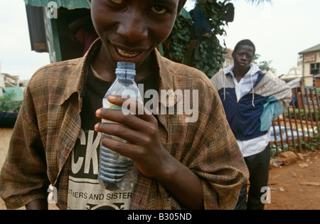 Straßenkinder schnüffeln Klebstoff in Kampala, Uganda. Stockfoto