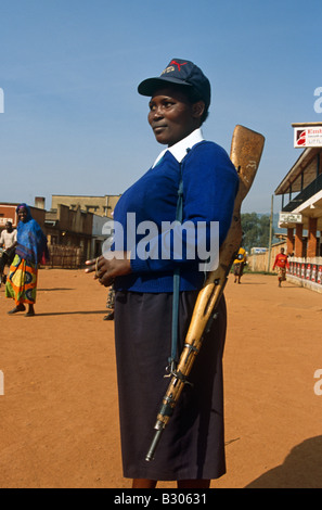 Uniformierte weibliche Wachmann auf der Straße die Feuerwaffe, Uganda, Afrika Stockfoto