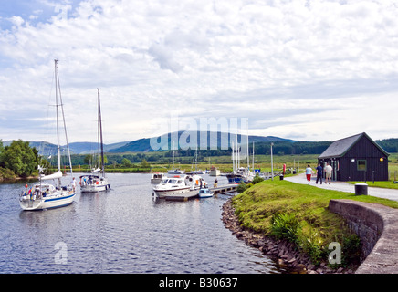 Segelboote Gairlochy Schleusen durchlaufen haben bewegen uns Richtung Norden nach Loch Lochy durch den kaledonischen Kanal in Schottland Stockfoto