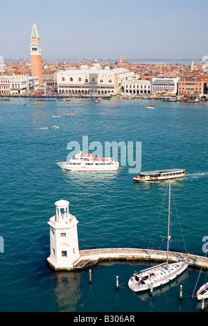 Blick auf den Canale di San Marco gegenüber dem Campanile auf der Piazza San Marco von den Campanile an San Giorgio Maggiore Venedig Italien Stockfoto