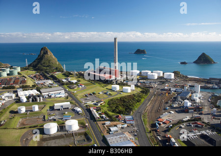 Bulk-Kraftstofftanks New Plymouth Kraftwerk Paritutu und Sugar Loaf Inseln New Plymouth Taranaki Nordinsel Neuseeland Antenne Stockfoto